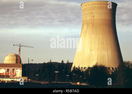 Trojan impianto nucleare di Ranier sul fiume Columbia. Costruito da Portland General Electric Company sotto un permesso di AEC, il progetto ha incontrato rigida opposizione da parte degli ambientalisti e degli altri 05/1973 Foto Stock