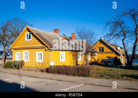 Il vecchio tradizionale lituana giallo in legno casa con tre finestre Foto Stock