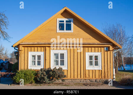 Il vecchio tradizionale lituana giallo in legno casa con tre finestre Foto Stock