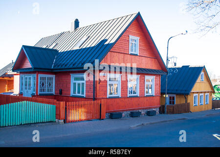 Splendido antico tradizionale lituana rosso in legno una casa gialla con tre finestre Foto Stock