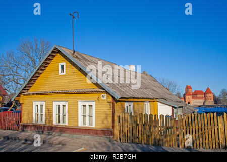 Vecchio giallo lituano casa in legno con tre finestre di Trakai, Vilnius, Lituania Foto Stock