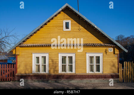 Il vecchio tradizionale lituana giallo in legno casa con tre finestre Foto Stock