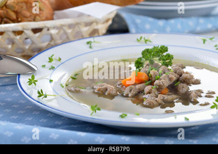 Bavarese, sveva e piatto austriaco: fegato tagliatelle in una zuppa di manzo Foto Stock