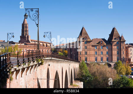 Francia, regione Midi-Pyrenees, Tarn-et-Garonne Department, Montauban, Pont Vieux bridge e il Musee Ingres art museum Foto Stock