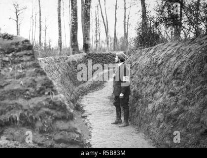 American correspondent in tedesco trincee. Fronte ovest. " P " è per 'premere.' ca. 1918 Foto Stock