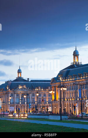 Francia, regione Aquitania, Gironde Department, Bordeaux, Place de la Bourse edifici, crepuscolo Foto Stock