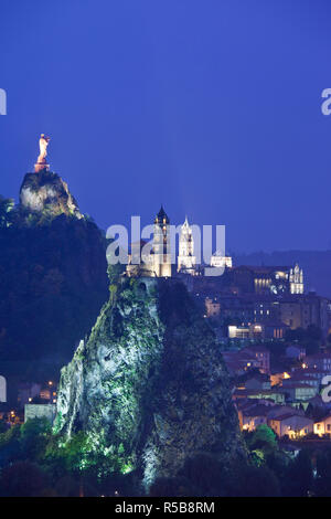 Francia, Haute-Loire reparto, regione Auvergne, Le Puy-en-Velay, vista di Rocher Corneille, St-Michel d'Aiguille e la Cattedrale di Notre-Dame Foto Stock