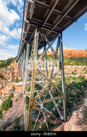 Aggiunta al registro nazionale dei luoghi storici nel 1989, W.W. Midgley Bridge dura Arizona State Highway 89 su Wilson Canyon vicino alla città di Foto Stock