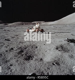 (11 dic. 1972) --- astronauta Eugene A. Cernan è considerata la prova di guida il 'Stripped all' Lunar Rover Veicolo (LRV) prima di caricare il LRV fino. Foto Stock