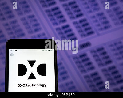 DXC Technology Company logo che si vede visualizzato sul telefono intelligente. Foto Stock