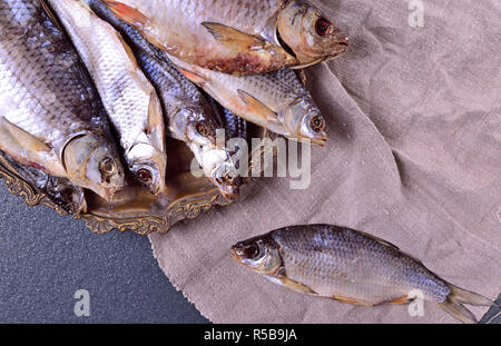 Indurito di carpe di pesce su una piastra di ferro Foto Stock