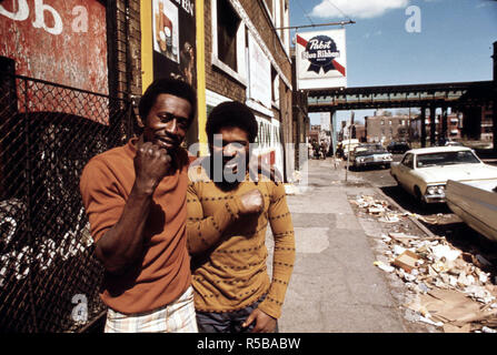 1974 - afro-americano di uomini davanti a un bar nel ghetto di Chicago sul lato sud. Foto Stock