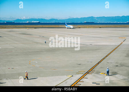 Un piano del traffico in corrispondenza di Chubu Centrair International Airport, Nagoya, Giappone, Novembre 2018 Foto Stock