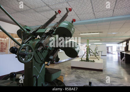 Cuba, provincia di Matanzas, Playa Giron, Museo de Playa Giron, museo del 1961 US-CIA ha portato l invasione di Baia dei Porci, sovietico-reso anti-aerei mitragliatrice Foto Stock