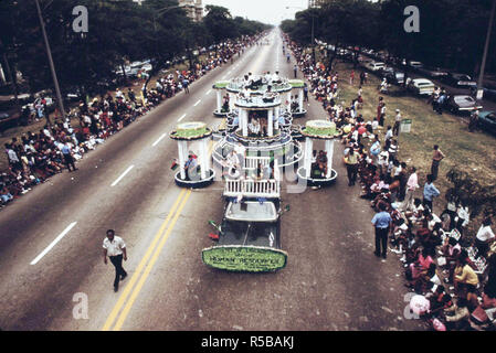 Bud Billiken parata del giorno come viaggi Chicago's lato sud sul Dr Martin L. King Jr. Drive, 08/1973 Foto Stock