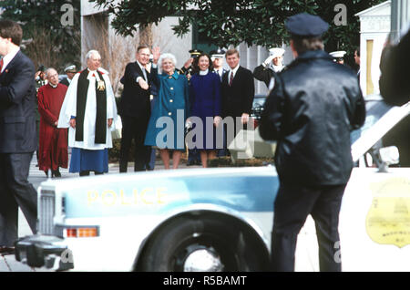 I membri del clero a fianco del Presidente eletto George H.W. Bush, Barbara Bush, Marilyn Quayle e vice presidente-eletto J. Danforth Quayle a seguito di una Santa Messa nella Basilica di San Giovanni episcopale della Chiesa. Foto Stock