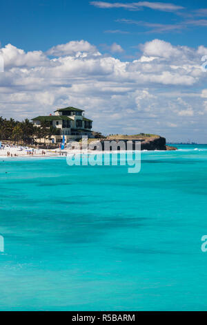 Cuba, provincia di Matanzas, Varadero, spiaggia di Varadero dal Mansion Xanadu, ex casa di vacanza della famiglia Dupont Foto Stock