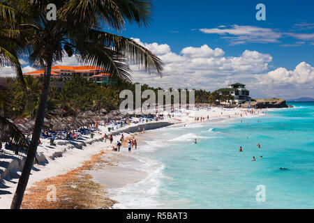 Cuba, provincia di Matanzas, Varadero, spiaggia di Varadero dal Mansion Xanadu, ex casa di vacanza della famiglia Dupont Foto Stock
