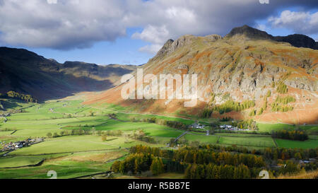 Langdale Pikes dal lato Pike, Parco Nazionale del Distretto dei Laghi, Cumbria, England, Regno Unito Foto Stock