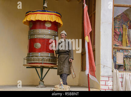 Pellegrino Ladakhi e ruota di preghiera, Lamayuru, Ladakh, India Foto Stock