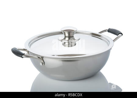 Cucina: Close up del piatto di pesata in acciaio inox con coperchio isolato su sfondo bianco con inquadratura Foto Stock