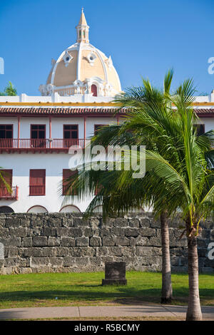 La Colombia, Bolivar, Cartagena de Indias, antica città murata, le mura della città, il museo navale e la cupola di San Pedro Claver Chiesa Foto Stock