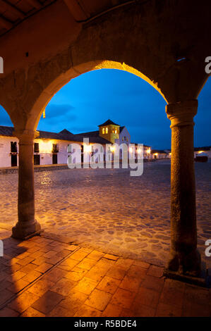 La Colombia, Villa de Leyva, Boyaca Provincia, Monumento Nazionale, Plaza Mayor, Plaza più grande nel paese, Iglesia Parroquial Foto Stock