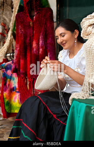 La Colombia, Villa de Leyva, Boyaca Provincia, Tradizionale Hat Knitter, Real Fabrica de Licores Museo Coloniale Foto Stock