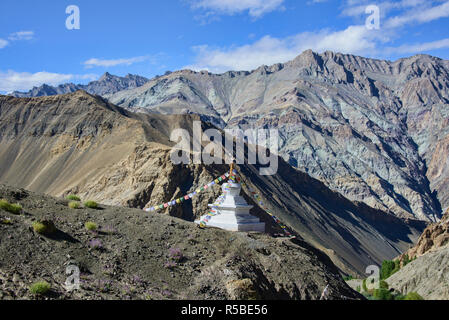 Il pittoresco villaggio di Urtsi e il Ripchar Togpo Valley, Ladakh, India Foto Stock
