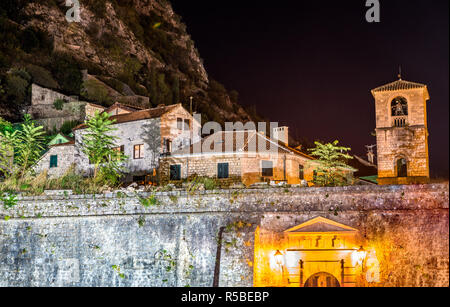 Porta settentrionale in Kotor di notte. Montenegro Foto Stock