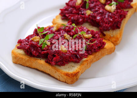 Pane tostato con barbabietola diffusione Foto Stock