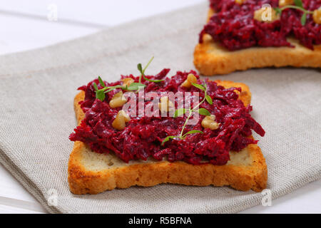 Pane tostato con barbabietola diffusione Foto Stock