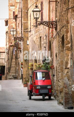 Piaggio Ape in piedi alla strada vuota della vecchia città italiana Foto Stock