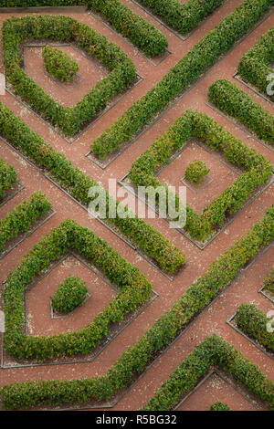 Spagna, Castilla y Leon Regione, Provincia di Segovia Segovia, l'Alcazar, vista in elevazione del giardino labirinto Foto Stock