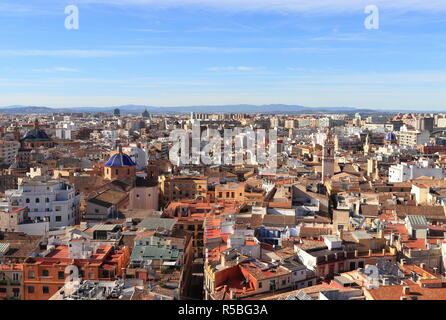 VALENCIA, Spagna - 27 novembre 2018: sopra i tetti di Valencia, Spagna. Vista aerea del paesaggio urbano storico dalla Cattedrale di Valencia. Foto Stock