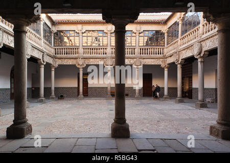 Spagna, Castilla y Leon Regione, Provincia di Avila, Avila cortile del Palacio de Polentinos, Esercito spagnolo Archivi Militari Foto Stock