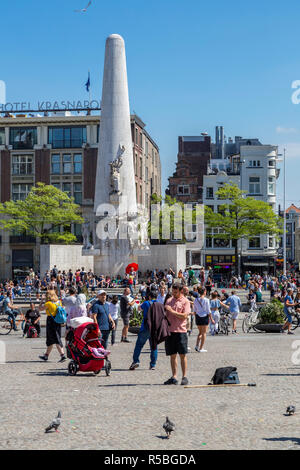 Amsterdam, Paesi Bassi. Damplein (piazza Dam) e Monumento Nazionale alla II Guerra Mondiale e la pace. Foto Stock