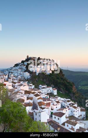 Casares al tramonto, Casares, provincia di Malaga, Andalusia, Spagna Foto Stock