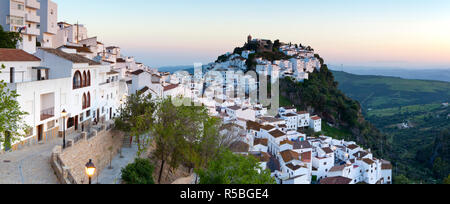 Casares al tramonto, Casares, provincia di Malaga, Andalusia, Spagna Foto Stock