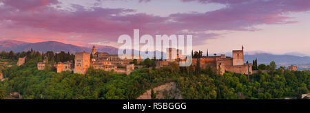 L'Alhambra Palace al tramonto, Granada, provincia di Granada, Andalusia, Spagna Foto Stock