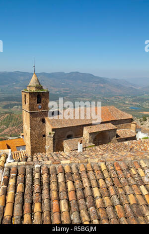 Chiesa di guglie e tetti, segura de la Sierra, Provincia di Jaen, Andalusia, Spagna Foto Stock