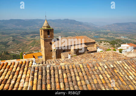 Chiesa di guglie e tetti, segura de la Sierra, Provincia di Jaen, Andalusia, Spagna Foto Stock