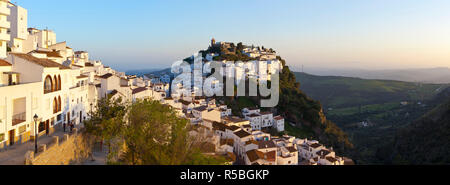 Casares al tramonto, Casares, provincia di Malaga, Andalusia, Spagna Foto Stock