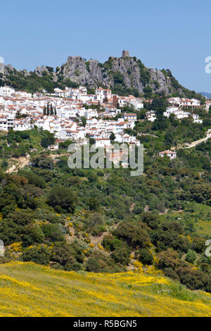 Il villaggio sulla collina di Gaucin & Castillo del Aguila (Aquila Castello), Gaucin, provincia di Malaga, Andalusia, Spagna Foto Stock