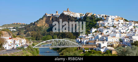 Chiesa campanili e le sue case dipinte di bianco, Arcos de la Fontera, la provincia di Cadiz Cadice, Andalusia, Spagna Foto Stock