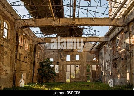 Il vecchio e abbandonato lo spirito di fabbrica in Kronos Elefsina, Grecia. Foto Stock