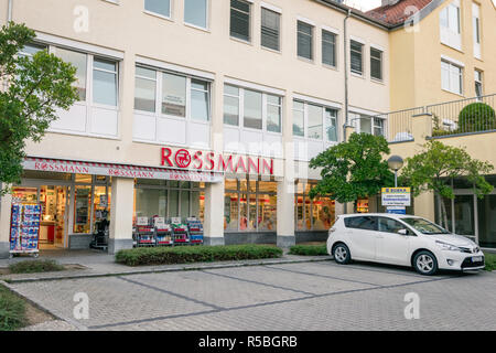 Monaco di Baviera, Germania - Settembre, 2018: Anteriore di Rossmann farmacia, con parcheggio auto di colore bianco al di fuori. Foto Stock