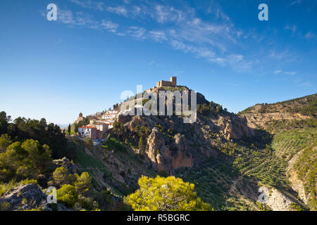 Il castello in stile Mudejar che si affaccia sul villaggio di montagna di Segura De La Sierra, Provincia di Jaen, Andalusia, Spagna Foto Stock