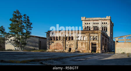 Il vecchio e abbandonato lo spirito di fabbrica in Kronos Elefsina, Grecia. Foto Stock