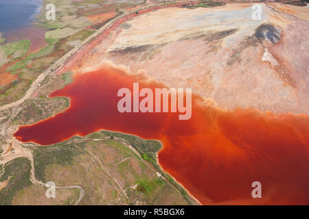 Riprese aeree ossidato di minerali di ferro in acqua nella vecchia area mineraria Rio Tinto. La provincia di Huelva, Spagna Foto Stock